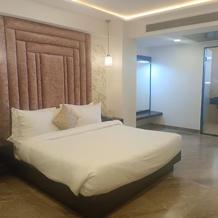 Hotel Kadamb Tree Джабалпур Екстериор снимка