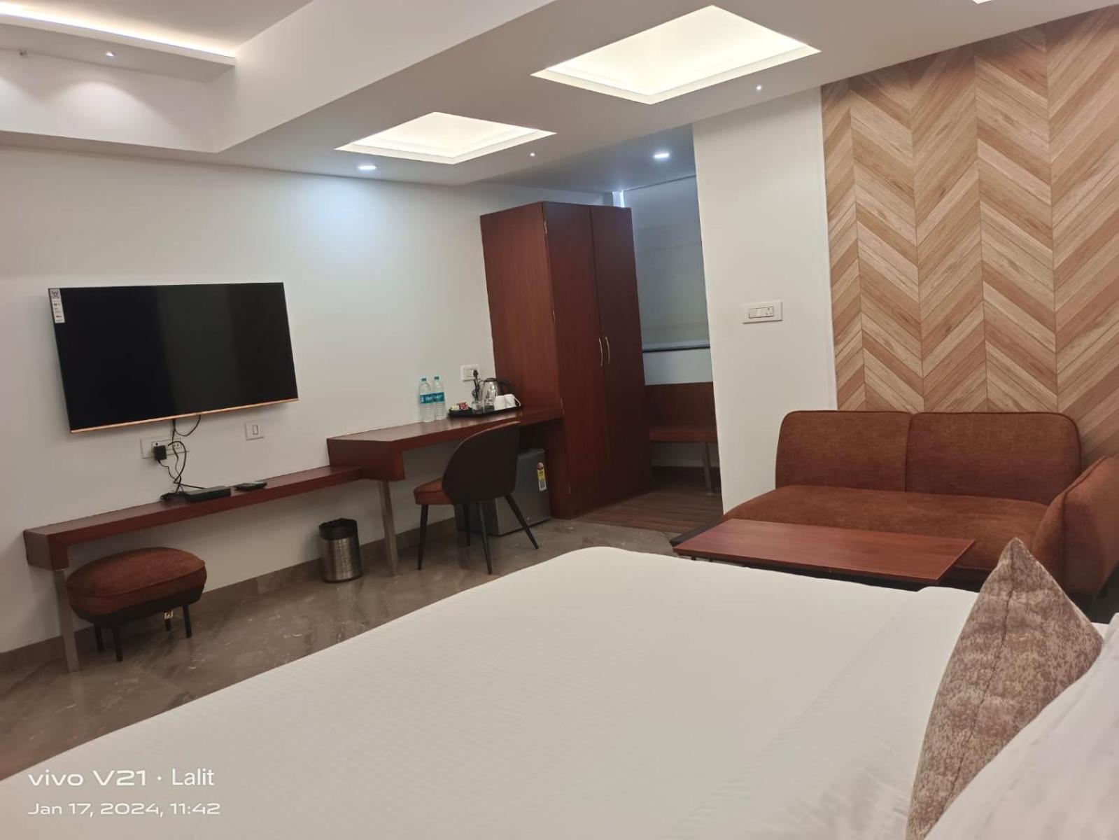 Hotel Kadamb Tree Джабалпур Екстериор снимка