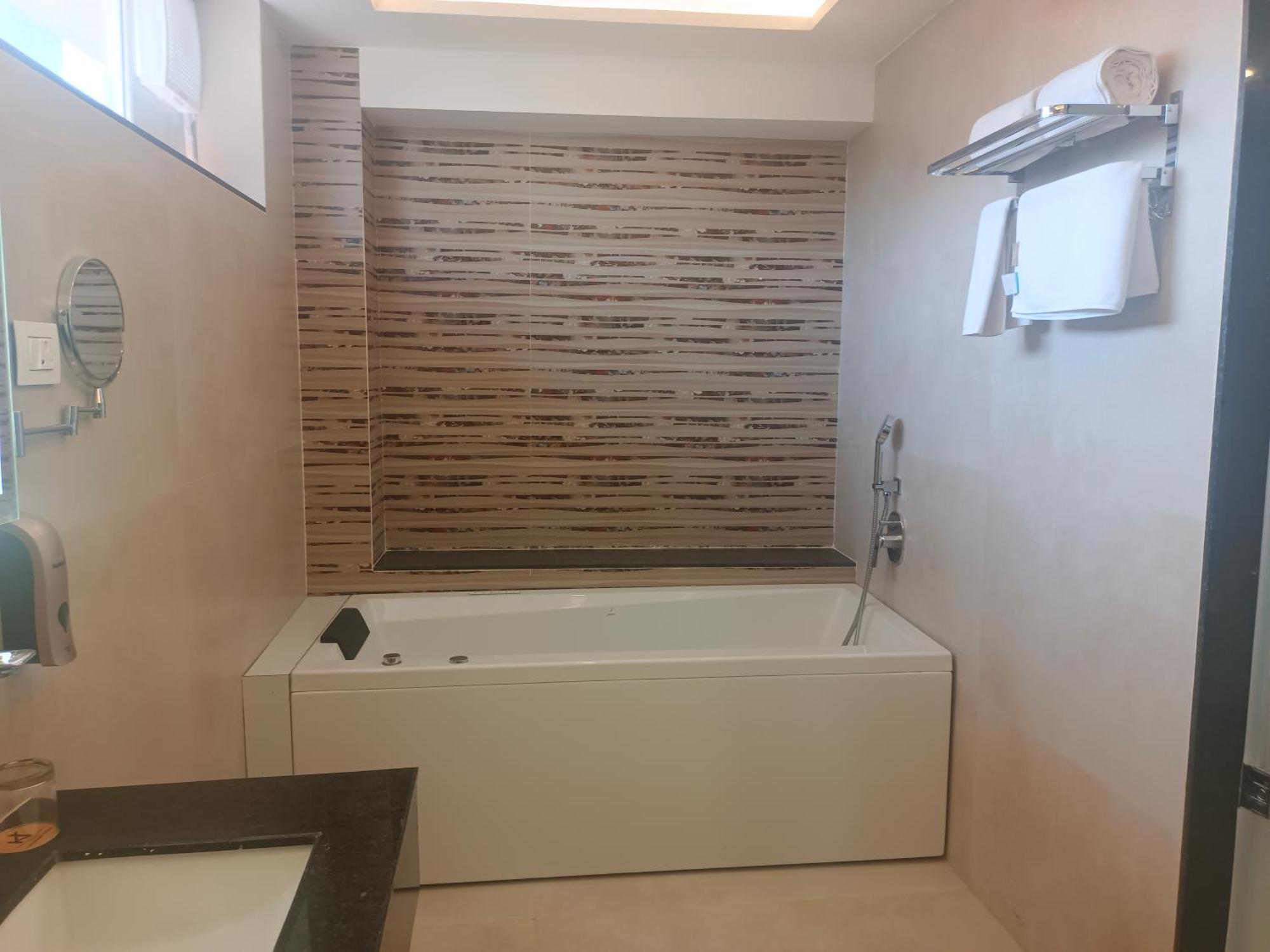 Hotel Kadamb Tree Джабалпур Екстериор снимка