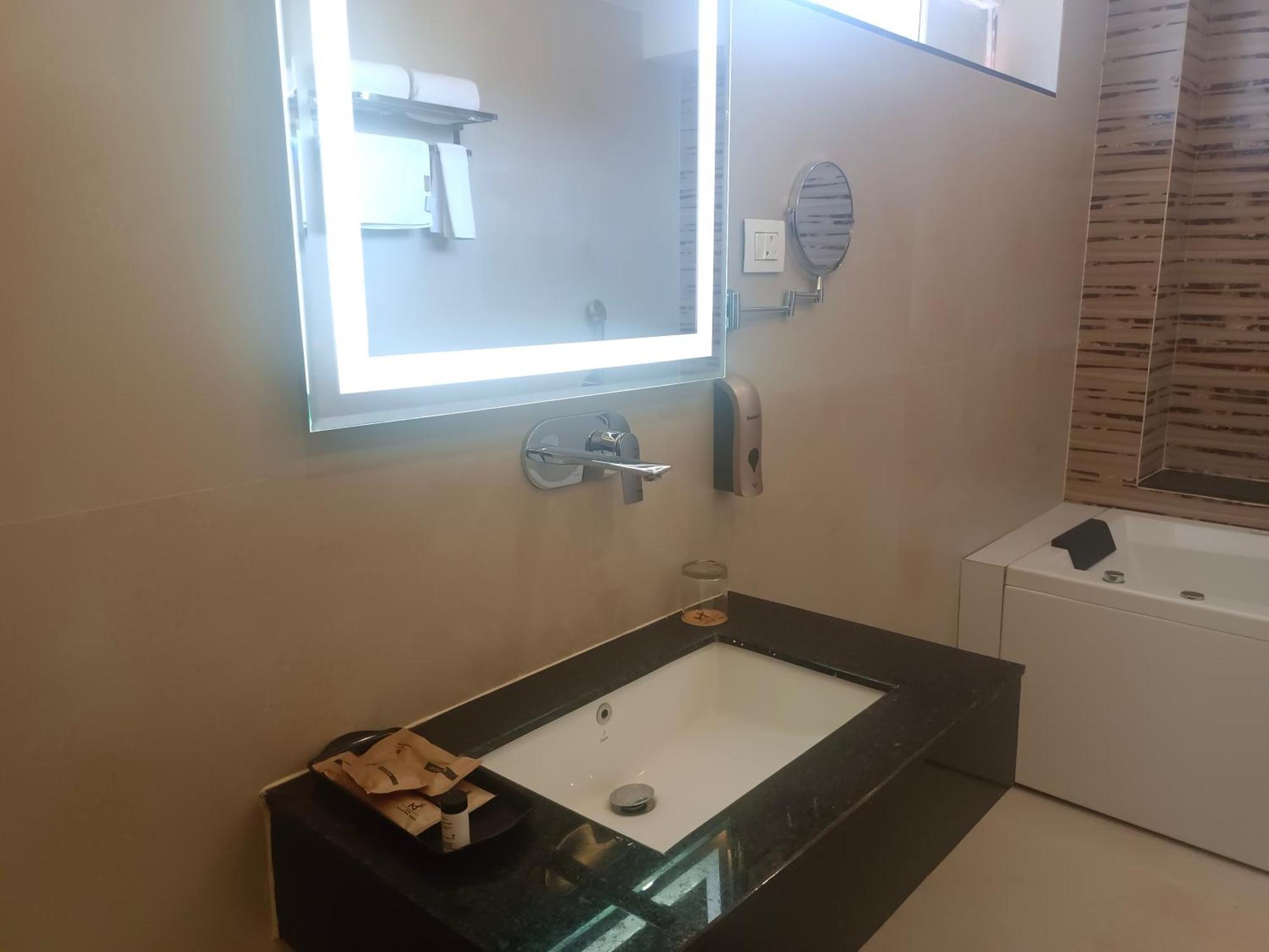 Hotel Kadamb Tree Джабалпур Екстериор снимка