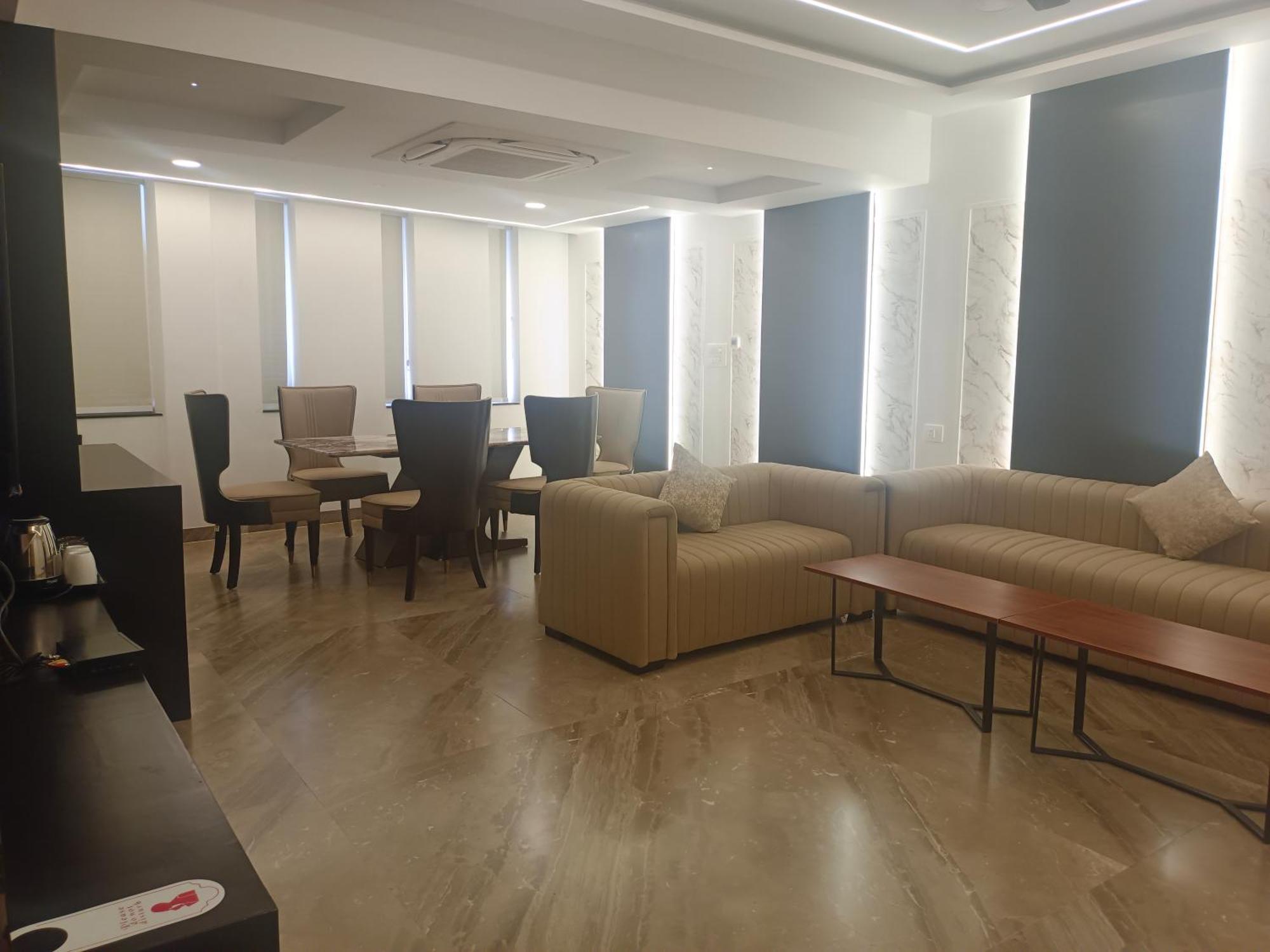 Hotel Kadamb Tree Джабалпур Екстериор снимка