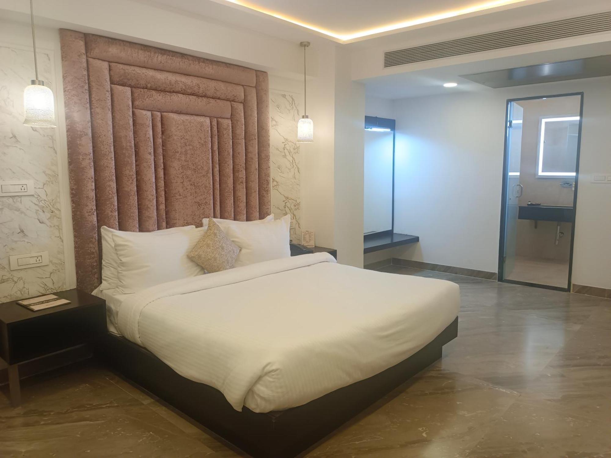 Hotel Kadamb Tree Джабалпур Екстериор снимка