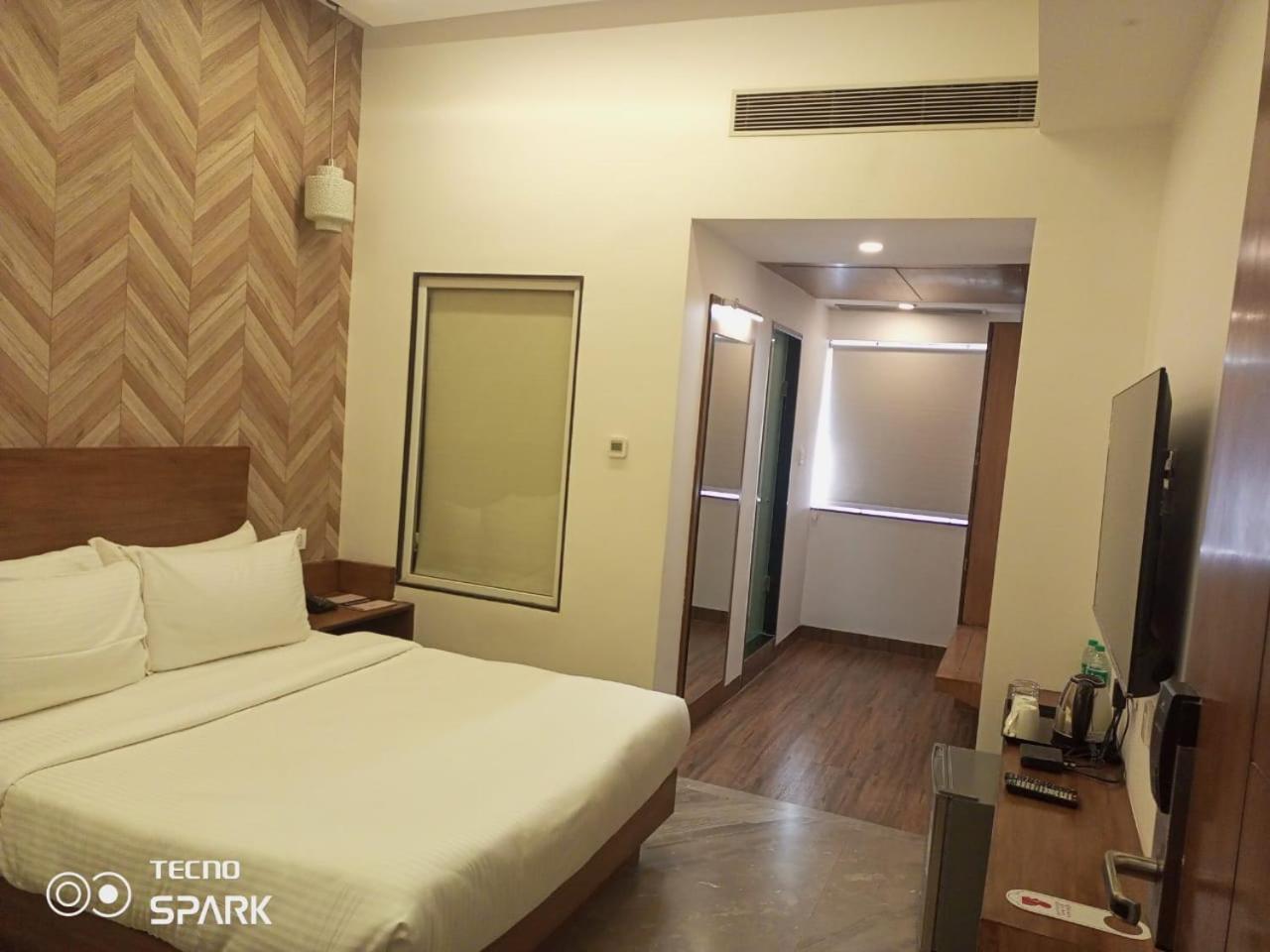 Hotel Kadamb Tree Джабалпур Екстериор снимка