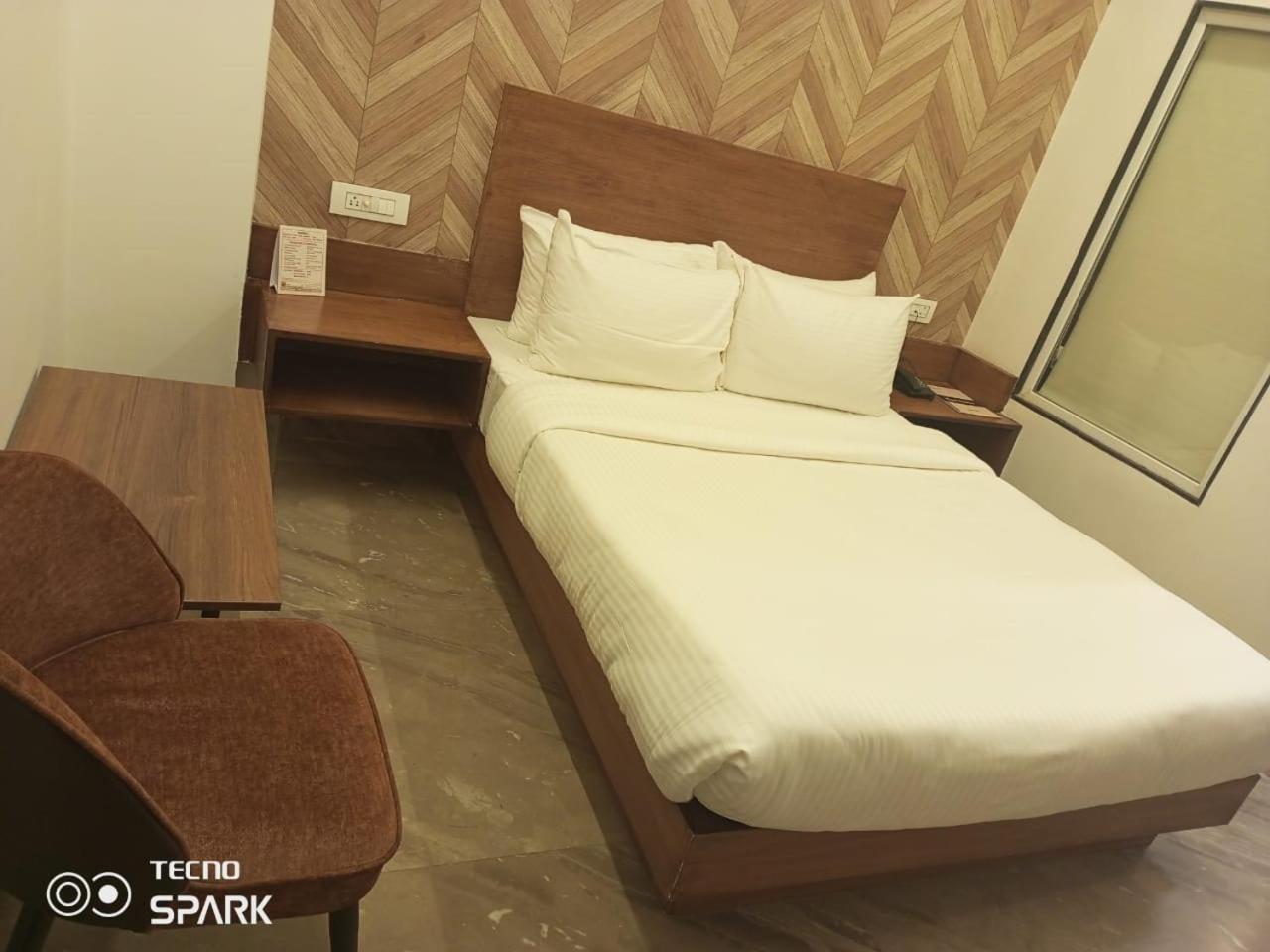 Hotel Kadamb Tree Джабалпур Екстериор снимка