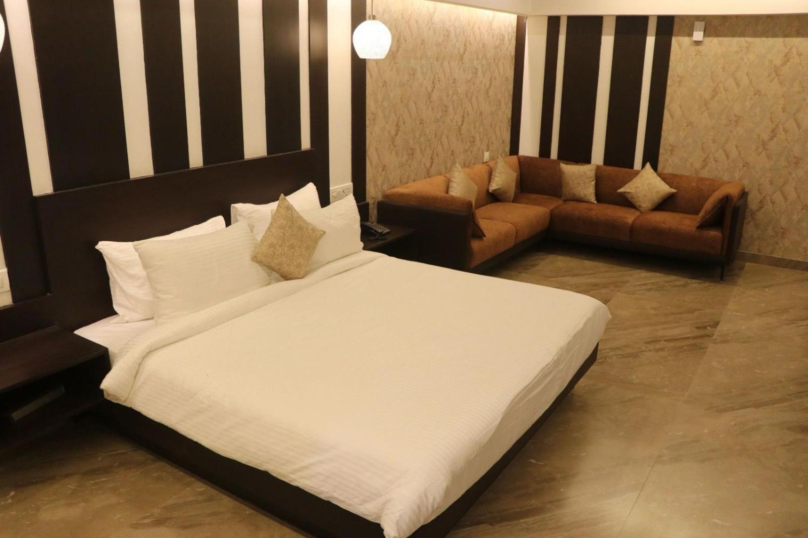 Hotel Kadamb Tree Джабалпур Екстериор снимка
