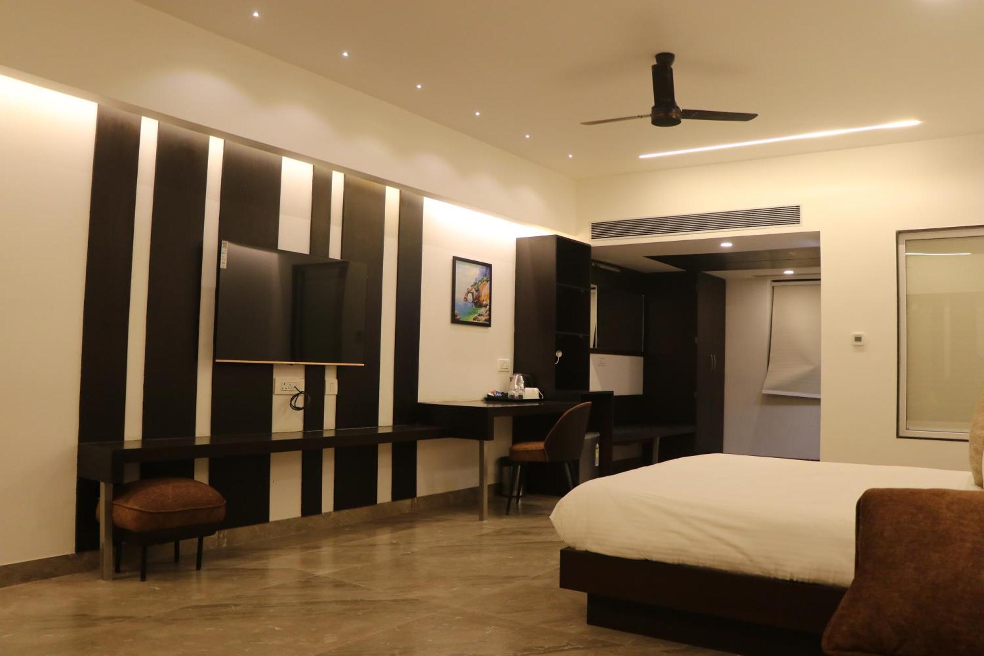 Hotel Kadamb Tree Джабалпур Екстериор снимка