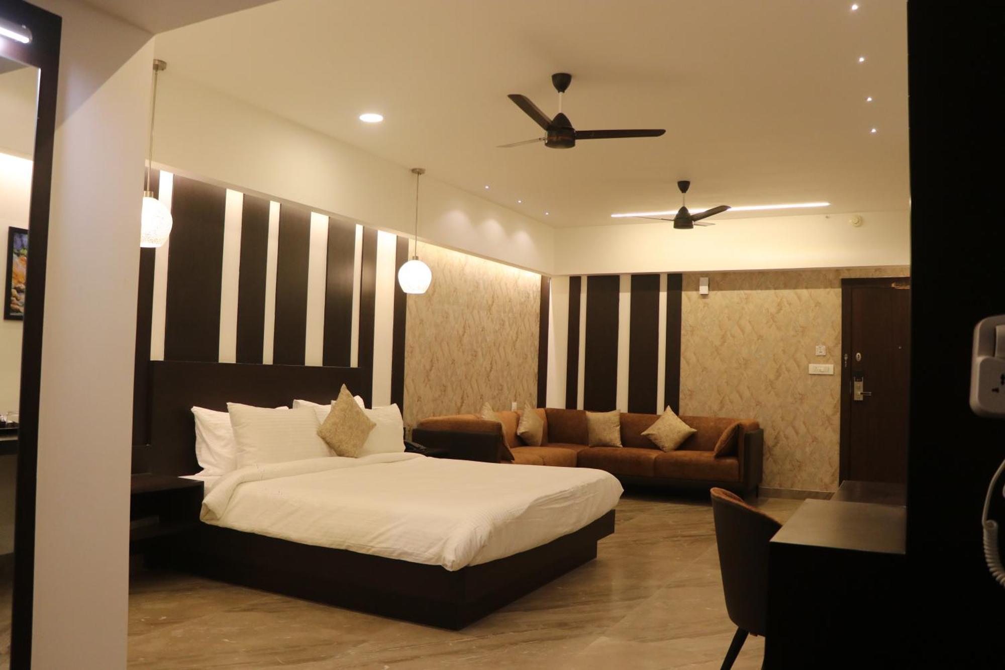 Hotel Kadamb Tree Джабалпур Екстериор снимка