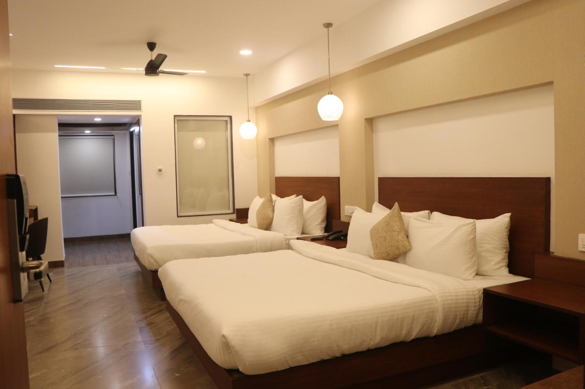 Hotel Kadamb Tree Джабалпур Екстериор снимка