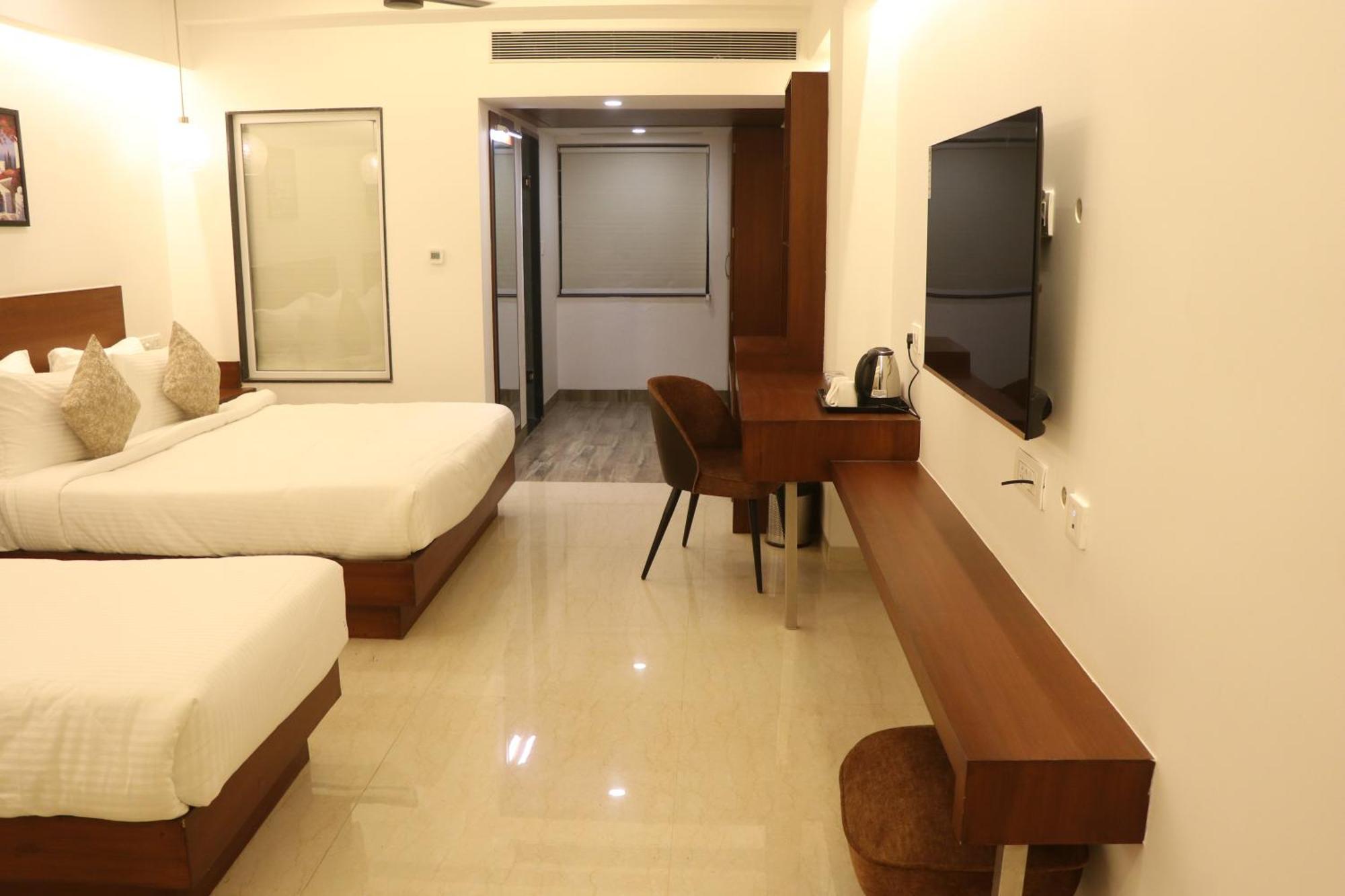 Hotel Kadamb Tree Джабалпур Екстериор снимка