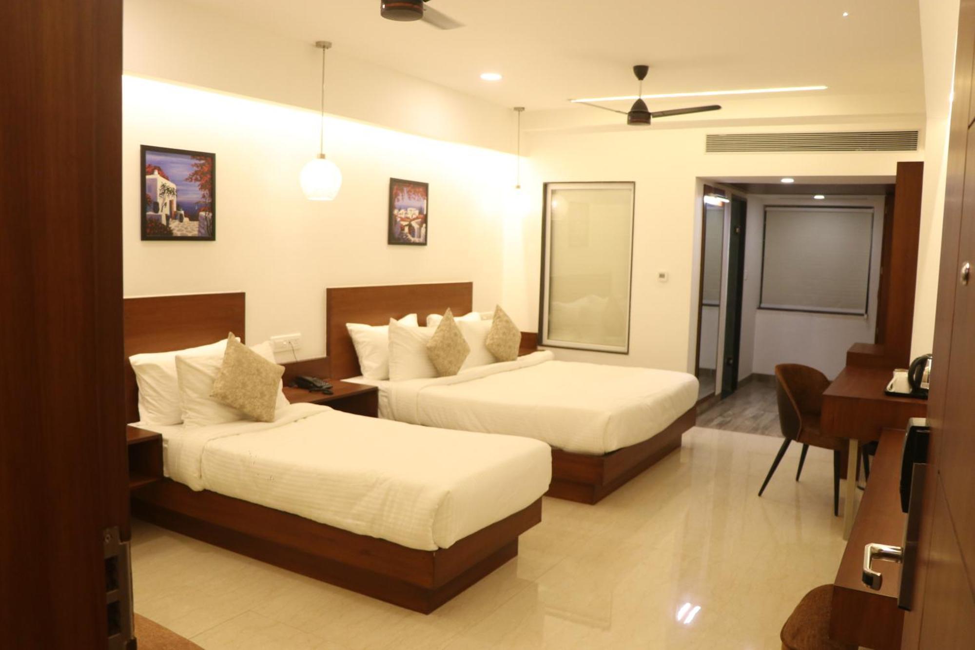 Hotel Kadamb Tree Джабалпур Екстериор снимка