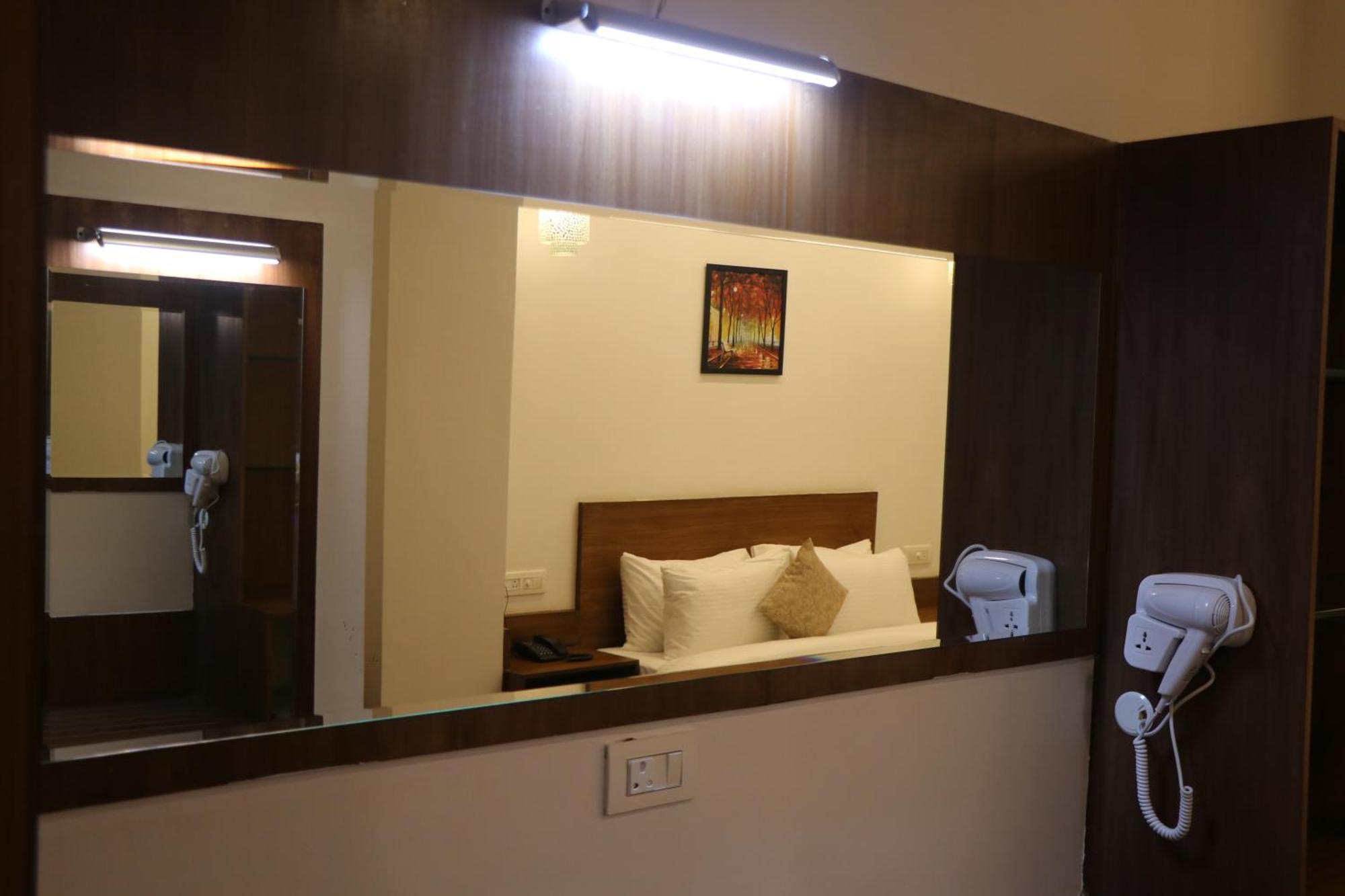 Hotel Kadamb Tree Джабалпур Екстериор снимка