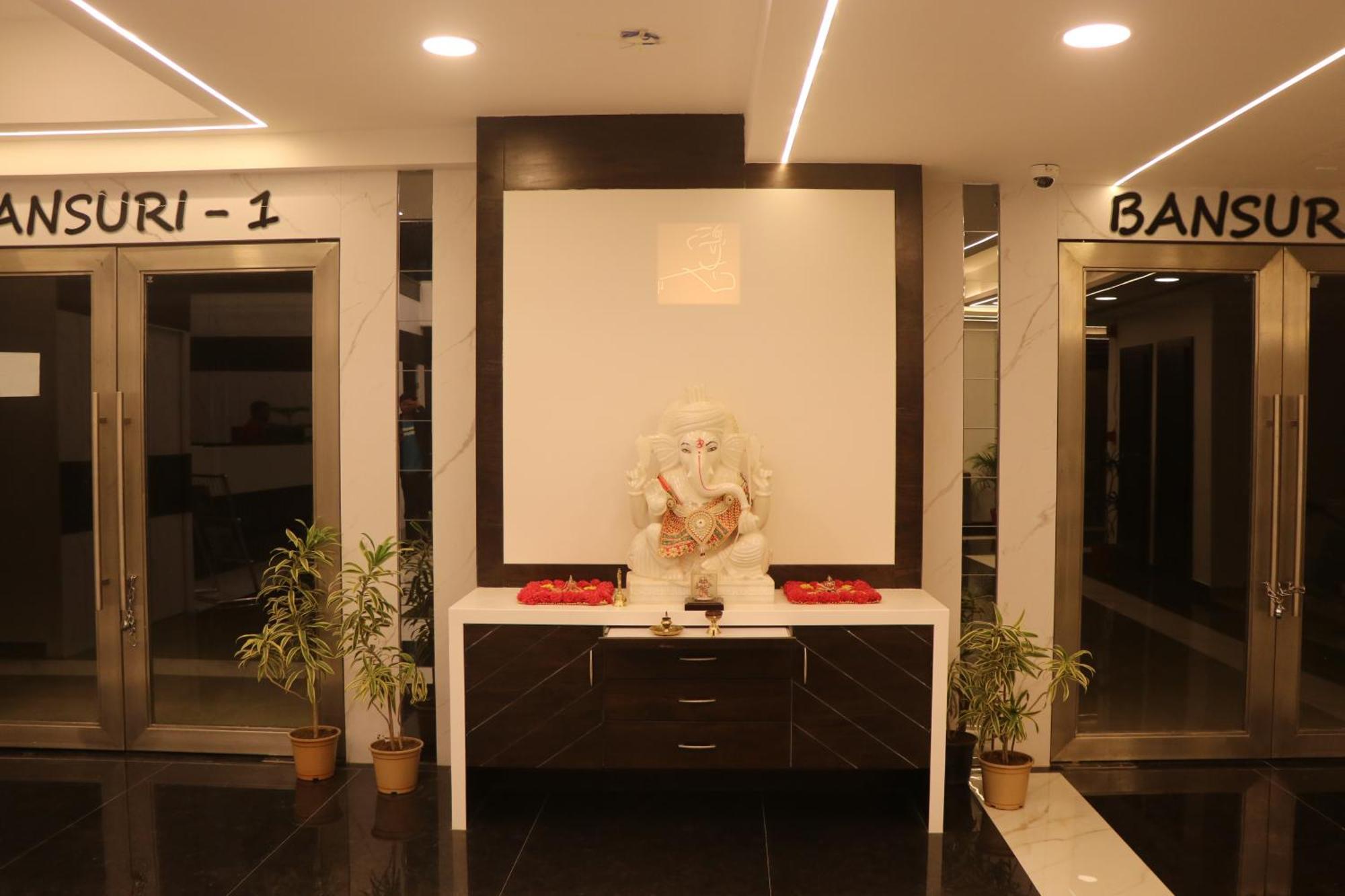 Hotel Kadamb Tree Джабалпур Екстериор снимка