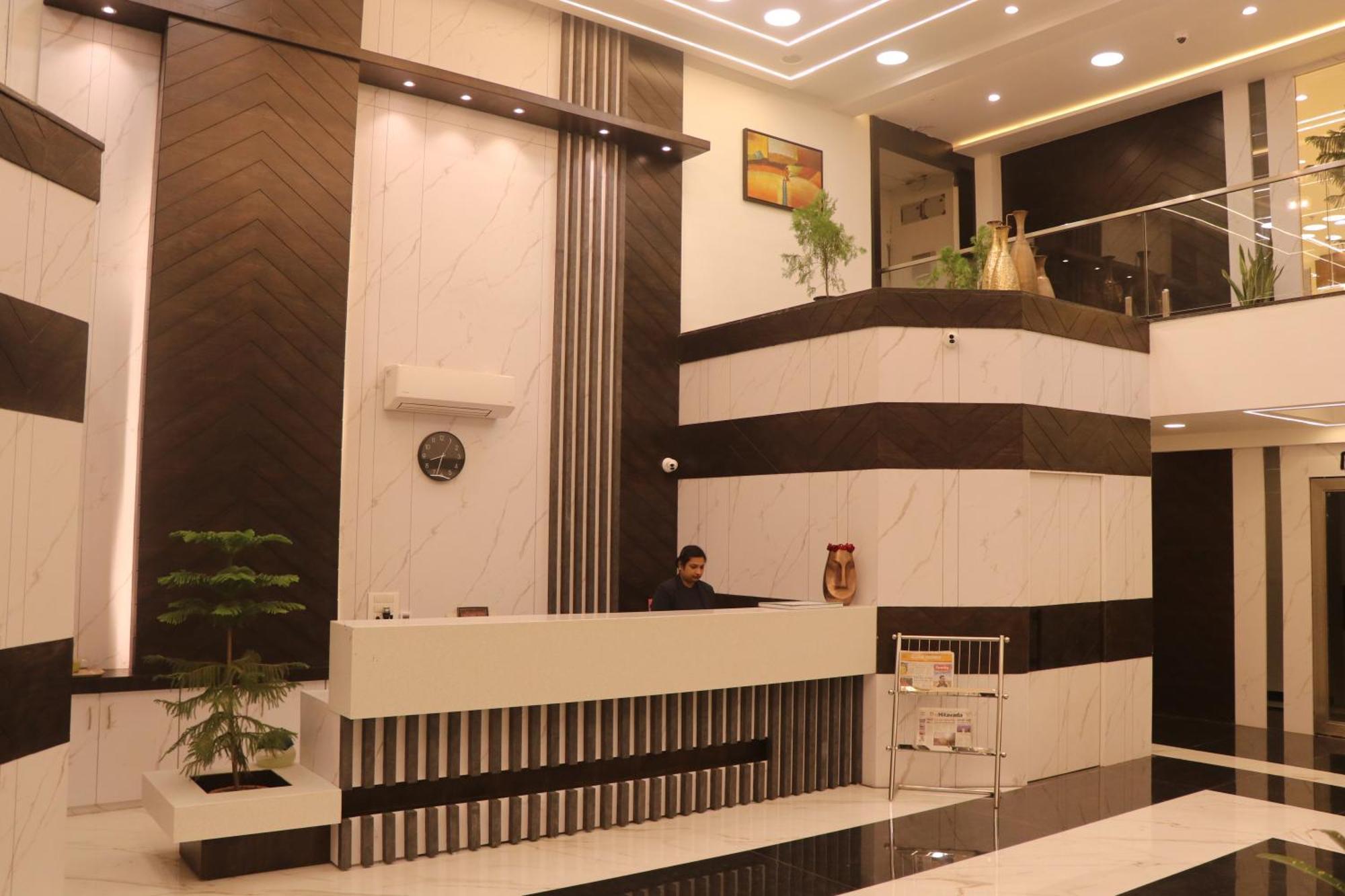 Hotel Kadamb Tree Джабалпур Екстериор снимка